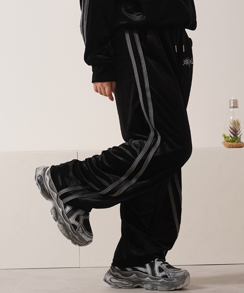 1111clothing（ワンフォークロージング）の「【セットアップ 対応】 サイドライン ベロア トラックパンツ / Side Line Velour Track Pants（スウェットパンツ・メンズ・ブラック/ブラウン/アイボリー・M/L）」の21枚目の写真