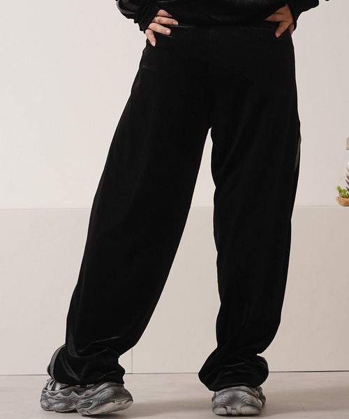 1111clothing（ワンフォークロージング）の「【セットアップ 対応】 サイドライン ベロア トラックパンツ / Side Line Velour Track Pants（スウェットパンツ・メンズ・ブラック/ブラウン/アイボリー・M/L）」の22枚目の写真