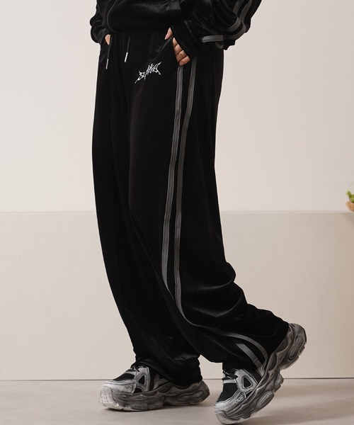 1111clothing（ワンフォークロージング）の「【セットアップ 対応】 サイドライン ベロア トラックパンツ / Side Line Velour Track Pants（スウェットパンツ・メンズ・ブラック/ブラウン/アイボリー・M/L）」の20枚目の写真
