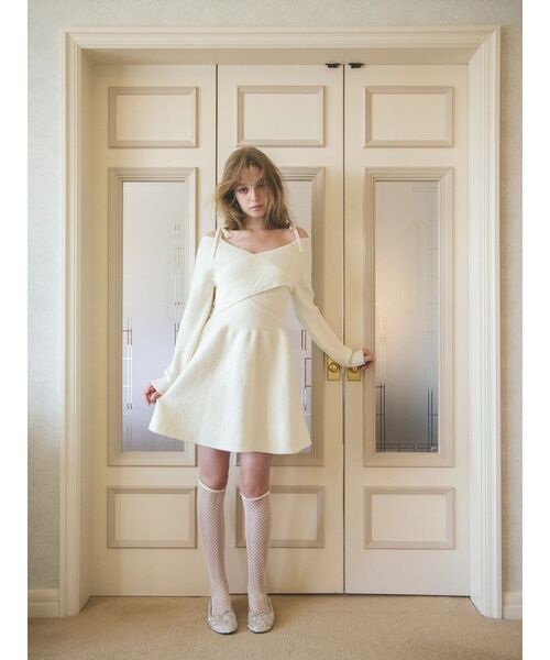 CALNAMUR(カルナムール)の「クロスデザインニットミニワンピース(ワンピース・レディース・オフホワイト/ライトグレー/ベージュ・FREE)」の7枚目の写真