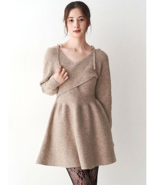 CALNAMUR(カルナムール)の「クロスデザインニットミニワンピース(ワンピース・レディース・オフホワイト/ライトグレー/ベージュ・FREE)」の17枚目の写真