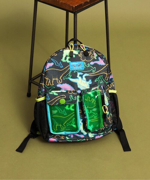 BREEZE(ブリーズ)の「恐竜総柄窓付きリュック(バックパック/リュック・キッズ・ベージュ/ブラック・FREE)」の2枚目の写真