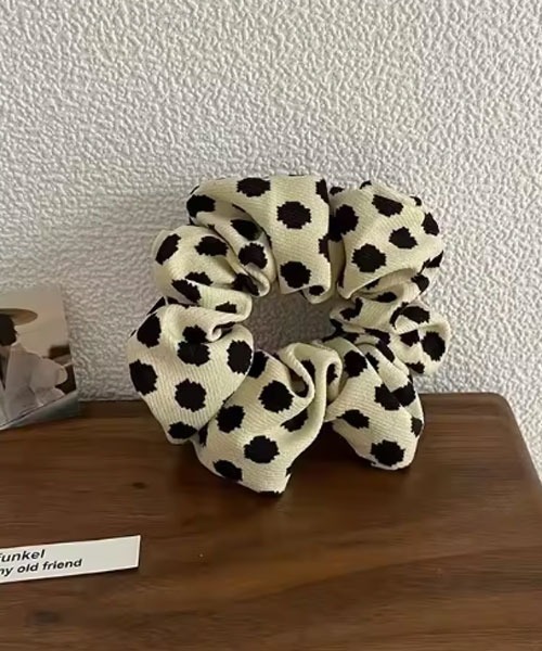 TONE SELECT GOODS(トーンセレクトグッズ)の「【urge select】ドット柄/ダルメシアン シュシュ(シュシュ・レディース・ホワイト/ブラウン/ブラック・FREE)」の1枚目の写真