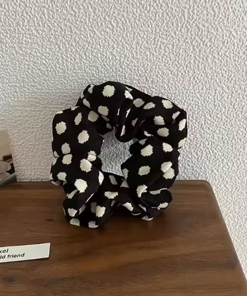 TONE SELECT GOODS(トーンセレクトグッズ)の「【urge select】ドット柄/ダルメシアン シュシュ(シュシュ・レディース・ホワイト/ブラウン/ブラック・FREE)」の2枚目の写真