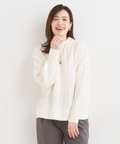 SHOO・LA・RUE（シューラルー）の「【洗濯機可／毛玉レス】シンプルケーブル柄ニット（ニット/セーター・レディース・グリーン/ホワイト/チャコールグレー/ベージュ/イエロー/レッド系1・04/03/02/01）」の8枚目の写真