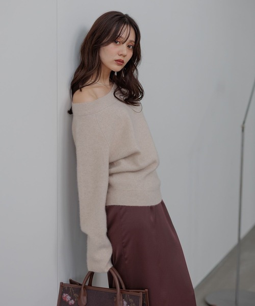 Andemiu（アンデミュウ）の「【洗える】CNラクーンコンオフショルニット491270（ニット/セーター・レディース・オフホワイト/ブラック/ボルドー・FREE）」の8枚目の写真