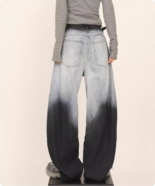 I.O.E(アイオイ)の「グラデーションワイドデニムパンツ(デニムパンツ・レディース・グレー・SMALL/MEDIUM/LARGE)」の3枚目の写真