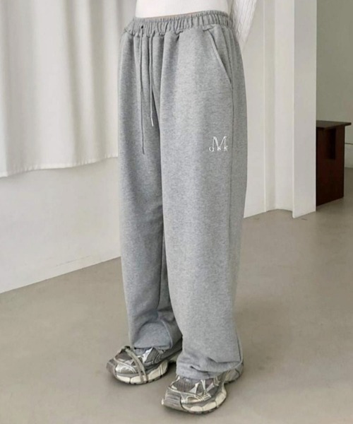 MUCENT（ムセント）の「MUCENT／メタルロゴワイドパンツ（スウェットパンツ・レディース・ブラック/アイボリー/グレー・SMALL）」の3枚目の写真
