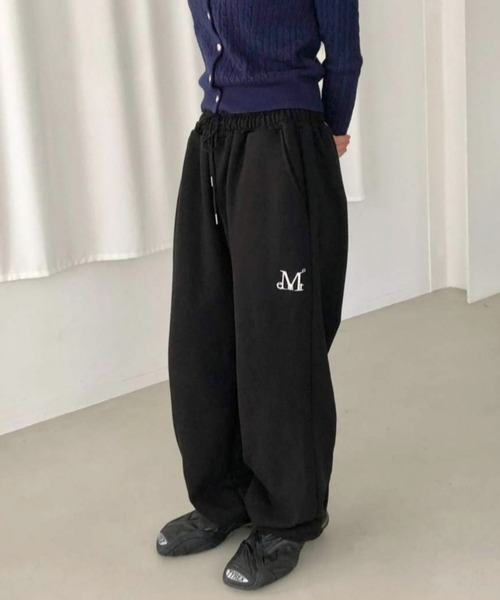 MUCENT（ムセント）の「MUCENT／メタルロゴワイドパンツ（スウェットパンツ・レディース・ブラック/アイボリー/グレー・SMALL）」の4枚目の写真