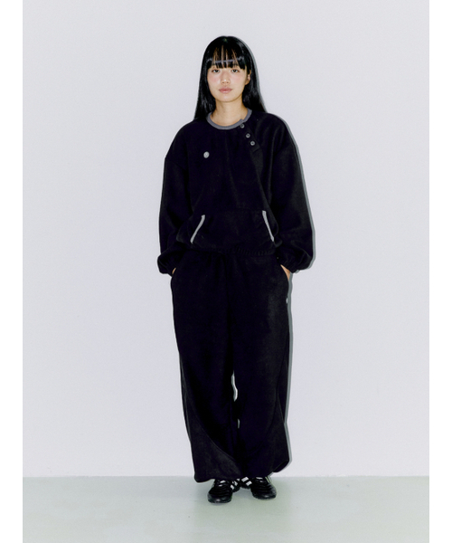 OAFISH(オアフィッシュ)の「DIAGONAL FLEECE SWEAT SET UP, BLACK(セットアップ・レディース・ブラック・1/2)」の2枚目の写真