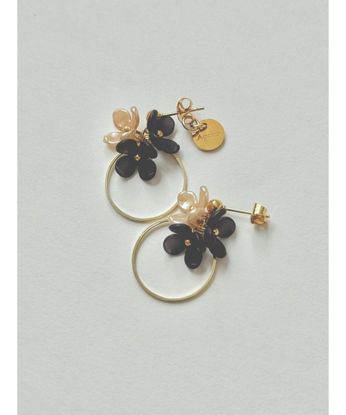 tone(トーン)の「【Agaro】No.502 小さなお花のフープピアス サージカルステンレス(MA)(ピアス(両耳用)・レディース・ブラック・FREE)」の2枚目の写真