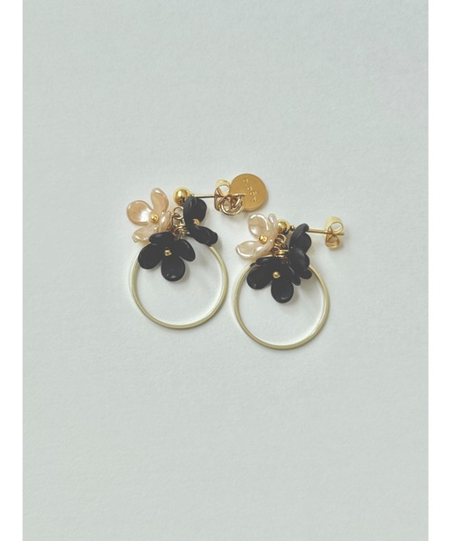 tone(トーン)の「【Agaro】No.502 小さなお花のフープピアス サージカルステンレス(MA)(ピアス(両耳用)・レディース・ブラック・FREE)」の4枚目の写真