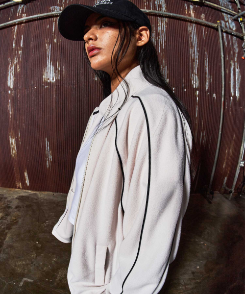 GALEX(ギャレックス)の「レトロパイピングライトフリースジャケットアイボリーGA5832IV(ジャージ・レディース・その他・SMALL/MEDIUM/LARGE)」の5枚目の写真