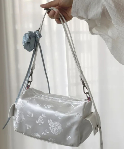 71TO96（チル ハナ トゥ グユク）の「ミニ Whidam Bag Mini (ホワイト)（ショルダーバッグ・レディース・ホワイト・FREE）」の2枚目の写真