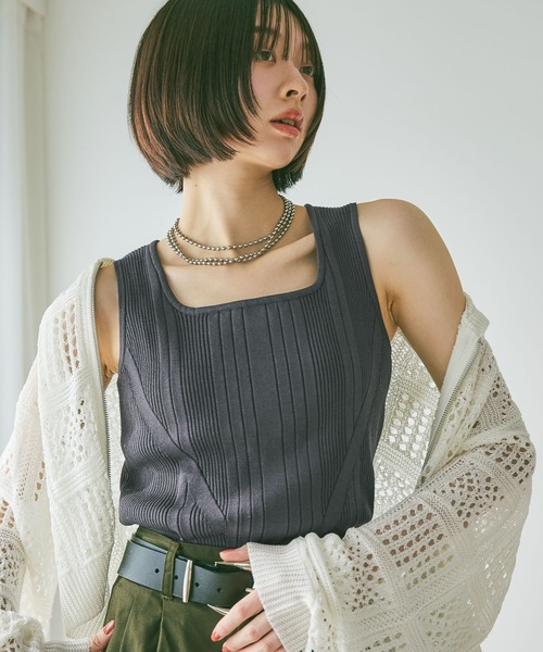 PAGEBOY（ページボーイ）の「＜自宅で洗える！イージーケア＞ スクエアネックリブタンク（タンクトップ・レディース・ピンク/チャコールグレー/オフホワイト/ブルー/ブラック・FREE）」の4枚目の写真