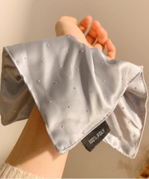 Vini（ヴィニ）の「シルキースクエアシュシュ スカーフ ヘアアクセ ラインストーン（シュシュ・レディース・ブラック/ブルー/ピンク/ホワイト・FREE）」の3枚目の写真