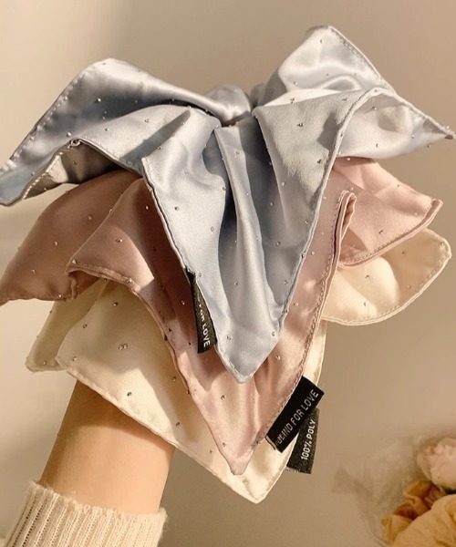 Vini（ヴィニ）の「シルキースクエアシュシュ スカーフ ヘアアクセ ラインストーン（シュシュ・レディース・ブラック/ブルー/ピンク/ホワイト・FREE）」の5枚目の写真