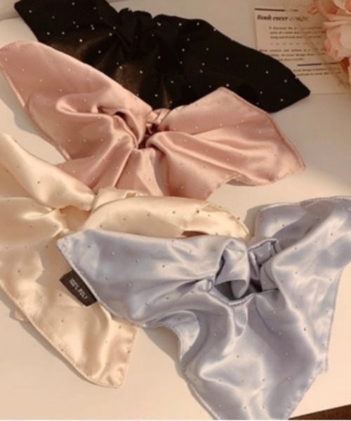 Vini（ヴィニ）の「シルキースクエアシュシュ スカーフ ヘアアクセ ラインストーン（シュシュ・レディース・ブラック/ブルー/ピンク/ホワイト・FREE）」の6枚目の写真