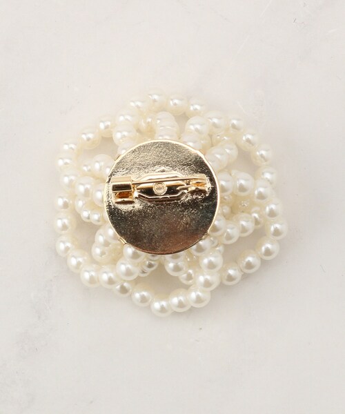 couture brooch(クチュールブローチ)の「ローズパール調ブローチ(ブローチ/コサージュ・レディース・ホワイト・00)」の2枚目の写真