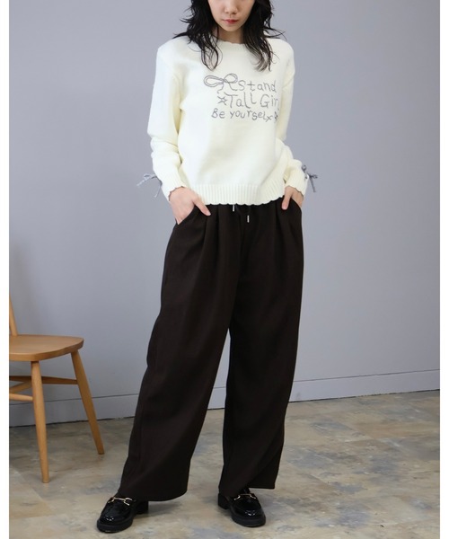 Doumoi（ドゥモエ）の「袖リボン英字ロゴ　ニット プルオーバー（ニット/セーター・レディース・グレー/アイボリー・FREE）」の3枚目の写真