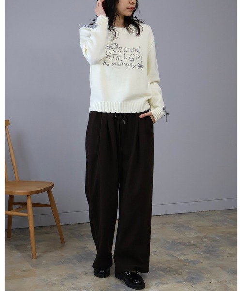 Doumoi（ドゥモエ）の「袖リボン英字ロゴ　ニット プルオーバー（ニット/セーター・レディース・グレー/アイボリー・FREE）」の4枚目の写真