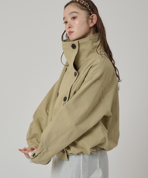 MUHET（ミュエータ）の「stand collar double breasted short coat / スタンドカラーダブルブレストショートブルゾン（ブルゾン・レディース・ベージュ/ネイビー・FREE）」の6枚目の写真