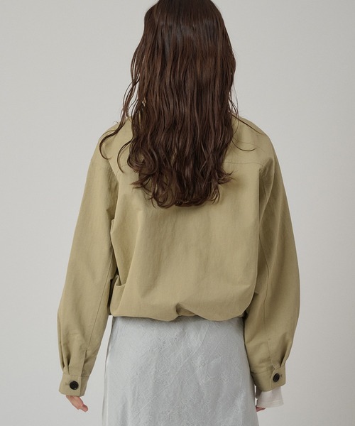 MUHET（ミュエータ）の「stand collar double breasted short coat / スタンドカラーダブルブレストショートブルゾン（ブルゾン・レディース・ベージュ/ネイビー・FREE）」の7枚目の写真