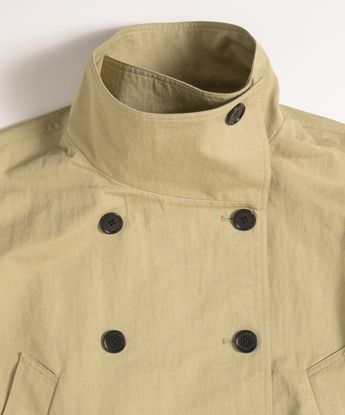 MUHET（ミュエータ）の「stand collar double breasted short coat / スタンドカラーダブルブレストショートブルゾン（ブルゾン・レディース・ベージュ/ネイビー・FREE）」の3枚目の写真