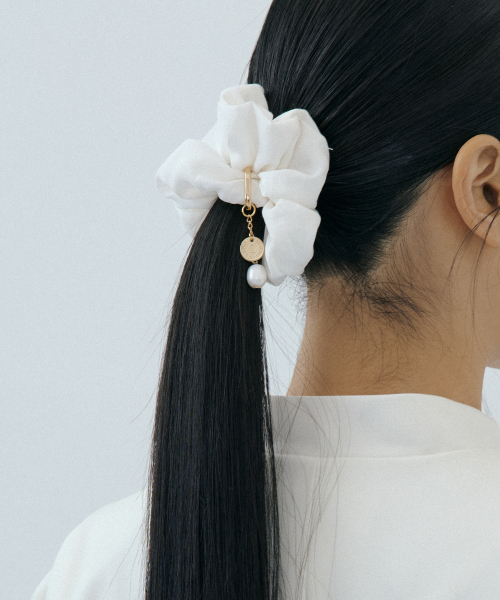 Scrunchie + Detachable Pearl Charm Set (ivory)（シュシュ）｜LUCIR