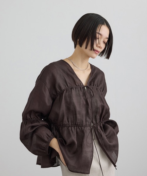 SALON adam et rope'(サロン アダム エ ロペ)の「【WEB限定】シアーラミーカルゼギャザーブラウス(シャツ/ブラウス・レディース・サックスブルー/ブラウン/オフホワイト・FREE)」の3枚目の写真