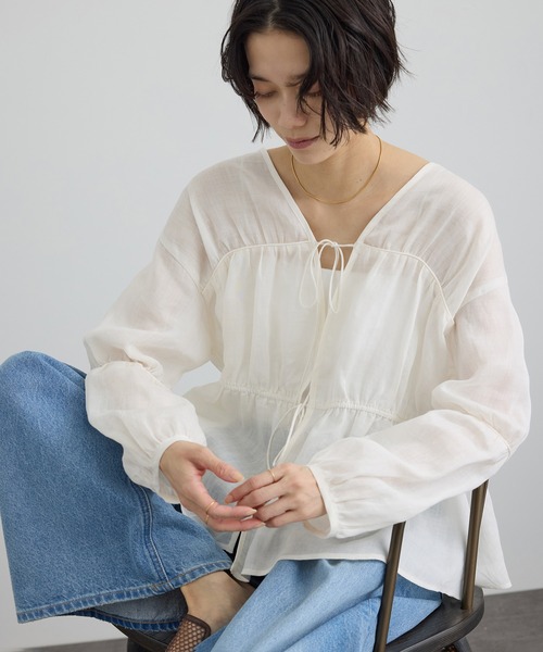 SALON adam et rope'(サロン アダム エ ロペ)の「【WEB限定】シアーラミーカルゼギャザーブラウス(シャツ/ブラウス・レディース・サックスブルー/ブラウン/オフホワイト・FREE)」の2枚目の写真