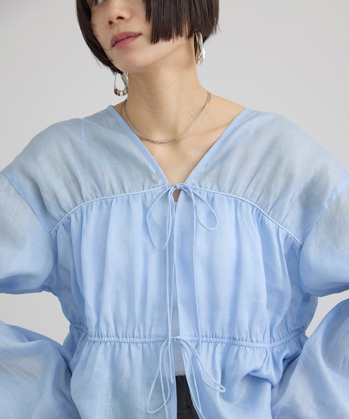 SALON adam et rope'(サロン アダム エ ロペ)の「【WEB限定】シアーラミーカルゼギャザーブラウス(シャツ/ブラウス・レディース・サックスブルー/ブラウン/オフホワイト・FREE)」の1枚目の写真