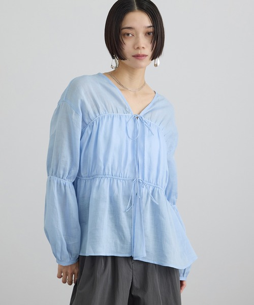 SALON adam et rope'(サロン アダム エ ロペ)の「【WEB限定】シアーラミーカルゼギャザーブラウス(シャツ/ブラウス・レディース・サックスブルー/ブラウン/オフホワイト・FREE)」の4枚目の写真