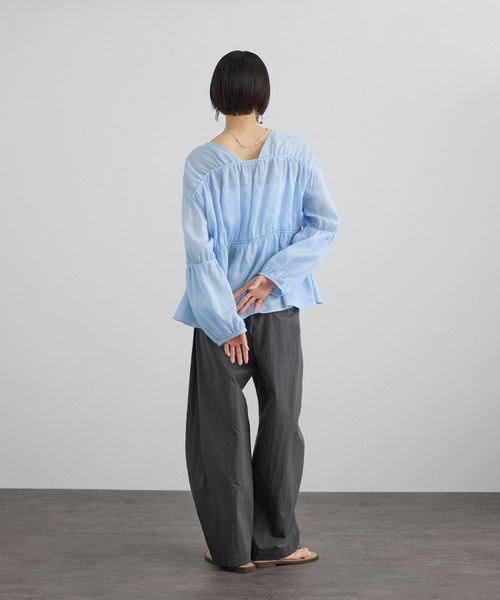 SALON adam et rope'(サロン アダム エ ロペ)の「【WEB限定】シアーラミーカルゼギャザーブラウス(シャツ/ブラウス・レディース・サックスブルー/ブラウン/オフホワイト・FREE)」の7枚目の写真