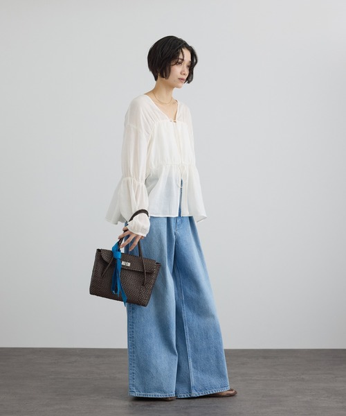 SALON adam et rope'(サロン アダム エ ロペ)の「【WEB限定】シアーラミーカルゼギャザーブラウス(シャツ/ブラウス・レディース・サックスブルー/ブラウン/オフホワイト・FREE)」の9枚目の写真