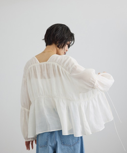 SALON adam et rope'(サロン アダム エ ロペ)の「【WEB限定】シアーラミーカルゼギャザーブラウス(シャツ/ブラウス・レディース・サックスブルー/ブラウン/オフホワイト・FREE)」の14枚目の写真