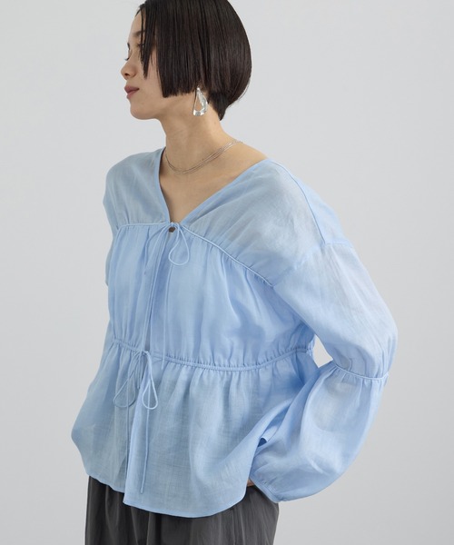 SALON adam et rope'(サロン アダム エ ロペ)の「【WEB限定】シアーラミーカルゼギャザーブラウス(シャツ/ブラウス・レディース・サックスブルー/ブラウン/オフホワイト・FREE)」の21枚目の写真