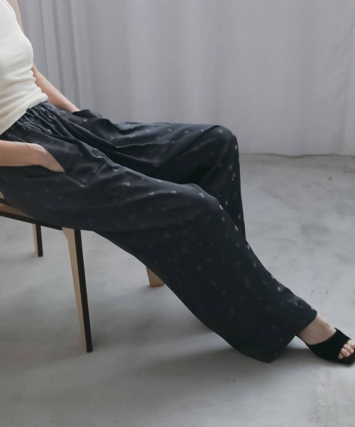 anuke(アンヌーク)の「anuke Flower Jacquard Roughpants フラワージャガードラフパンツ/62620717(その他パンツ・レディース・チャコールグレー・36)」の4枚目の写真