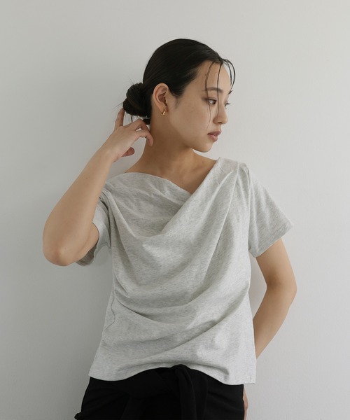 hellam(へラム)の「ドレープデザイン半袖Tシャツ(Tシャツ/カットソー・レディース・ホワイト/ブラック/イエロー/オートミール/チャコール/ブルー・FREE)」の4枚目の写真