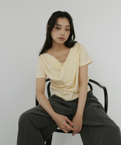 hellam(へラム)の「ドレープデザイン半袖Tシャツ(Tシャツ/カットソー・レディース・ホワイト/ブラック/イエロー/オートミール/チャコール/ブルー・FREE)」の13枚目の写真