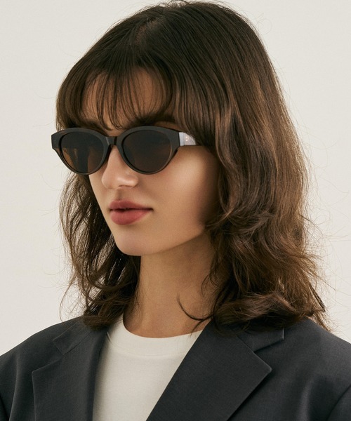 NUEF （ヌエフ）の「ホックスタイルサングラス｜カラーレンズ｜トレンド｜紫外線対策｜UVカット｜サングラス｜NUEF｜COLOR SUNGLASSES（サングラス・レディース・ブラウン/ブラック/ブラック系その他・FREE）」の3枚目の写真