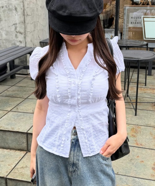 RAY CASSIN（レイカズン）の「【5色展開  無地 / ドット / チェック】スキッパーフリルシャツ（シャツ/ブラウス・レディース・ホワイト/ブルー系その他2/ホワイト系その他2/ベージュ系その他2/ブルー系その他3・FREE）」の2枚目の写真