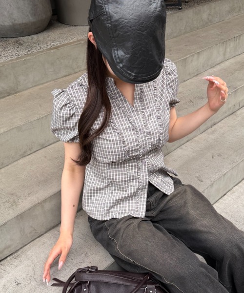 RAY CASSIN（レイカズン）の「【5色展開  無地 / ドット / チェック】スキッパーフリルシャツ（シャツ/ブラウス・レディース・ホワイト/ブルー系その他2/ホワイト系その他2/ベージュ系その他2/ブルー系その他3・FREE）」の3枚目の写真