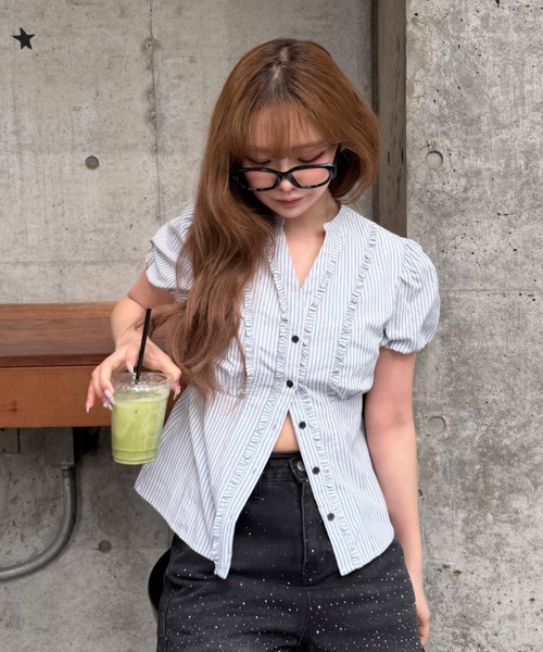 RAY CASSIN（レイカズン）の「【5色展開  無地 / ドット / チェック】スキッパーフリルシャツ（シャツ/ブラウス・レディース・ホワイト/ブルー系その他2/ホワイト系その他2/ベージュ系その他2/ブルー系その他3・FREE）」の5枚目の写真