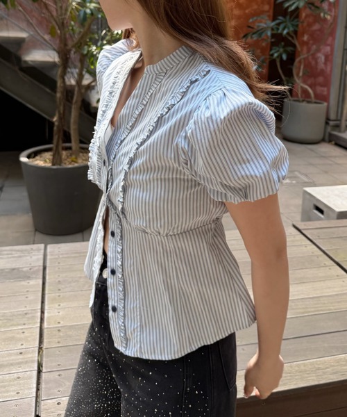 RAY CASSIN（レイカズン）の「【5色展開  無地 / ドット / チェック】スキッパーフリルシャツ（シャツ/ブラウス・レディース・ホワイト/ブルー系その他2/ホワイト系その他2/ベージュ系その他2/ブルー系その他3・FREE）」の7枚目の写真