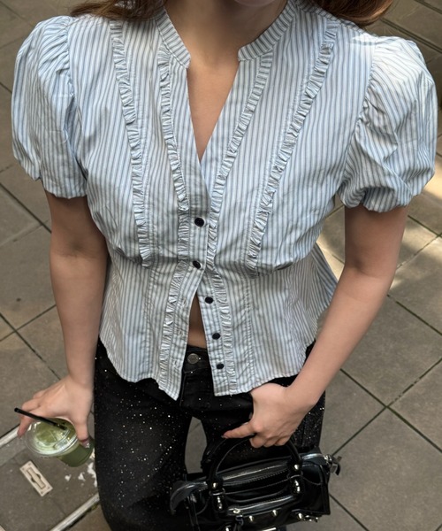 RAY CASSIN（レイカズン）の「【5色展開  無地 / ドット / チェック】スキッパーフリルシャツ（シャツ/ブラウス・レディース・ホワイト/ブルー系その他2/ホワイト系その他2/ベージュ系その他2/ブルー系その他3・FREE）」の9枚目の写真