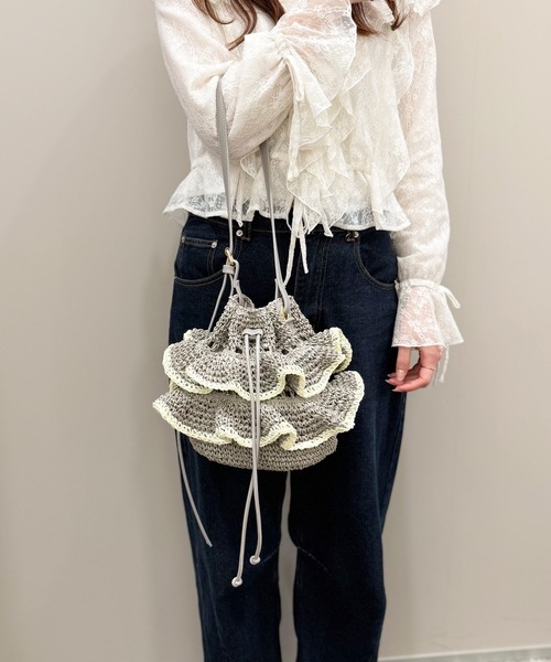 artemis by DIANA(アルテミスバイダイアナ)の「フリルデザイン ペーパーショルダーバッグ(かごバッグ・レディース・ベージュ/グレー・FREE)」の18枚目の写真