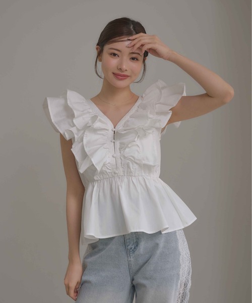 INGNI SOELA(イングソエラ)の「【INGNI SOELA】フリルペプラムノースリブラウス/WEB限定(シャツ/ブラウス・レディース・ブルー/ブラック/オフホワイト・FREE)」の2枚目の写真