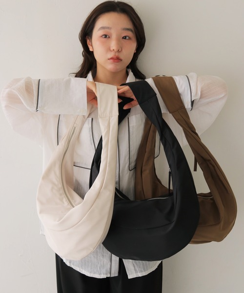 cheriella(シェリエラ)の「【cheriella】ワンショルダーホーボーバッグ ONE-SHOULDER HOBO BAG(ショルダーバッグ・レディース・ブラック/アイボリー/ブラウン・FREE)」の2枚目の写真