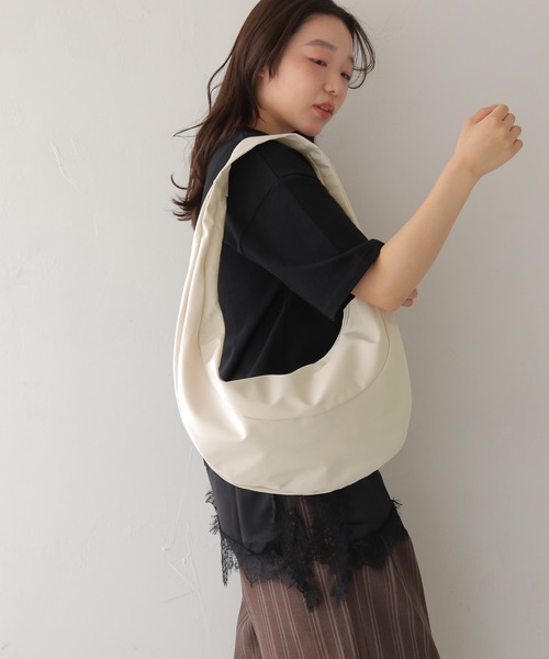 cheriella(シェリエラ)の「【cheriella】ワンショルダーホーボーバッグ ONE-SHOULDER HOBO BAG(ショルダーバッグ・レディース・ブラック/アイボリー/ブラウン・FREE)」の8枚目の写真